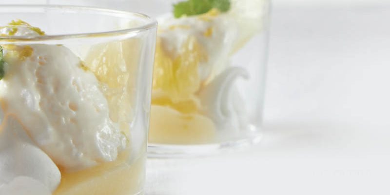 כוסות של גלידת יוגורט, קרם לימון ונשיקות מרנג